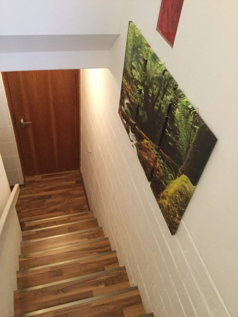 Vom Eingang aus führt eine Treppenin die Wohnung